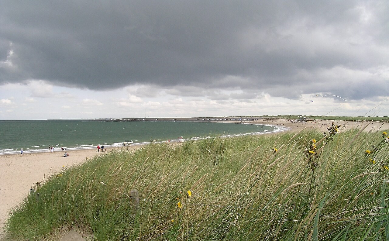Brouwersdam met strand en water bij Scharendijke