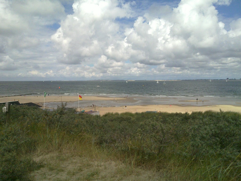 Strand van Breskens met duinen, zand en de Westerschelde