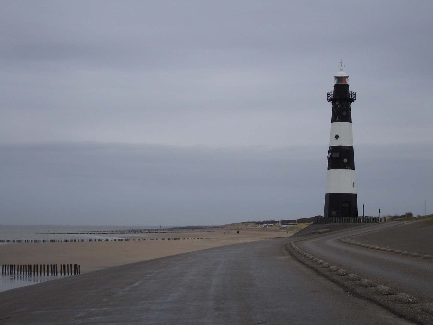 Vuurtoren Nieuwe Sluis aan het strand van Breskens