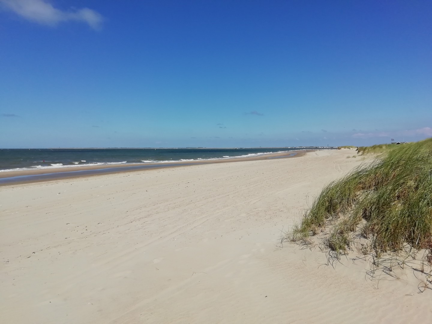Breed zandstrand van Renesse met duinen en uitzicht over de Noordzee